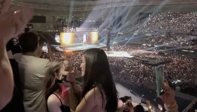 Novias se piden matrimonio durante concierto de Taylor Swift