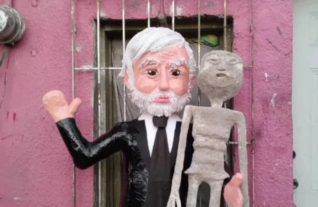 Piñata de Jaime Maussan y su "alien"