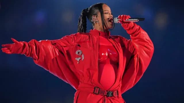 Rihanna revela su segundo embarazo en el medio tiempo del Super Bowl.