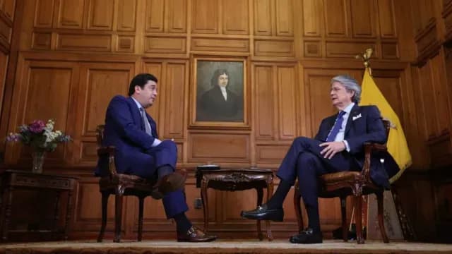 El entrevistador Milton Pérez y el presidente de Ecuador, Guillermo Lasso.