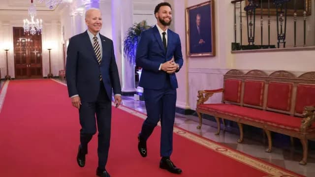 Joe Biden y Stephen Curry platican en la Casa Blanca. Foto: AP | Archivo