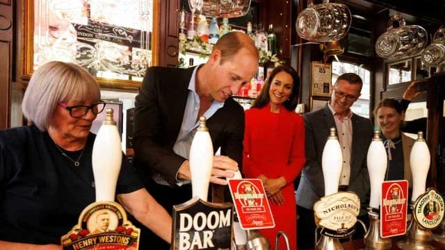 Príncipes Guillermo y Kate causan revuelo por viajar en metro a pub de Londres