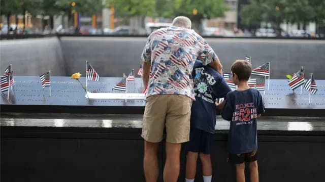 Personas acuden al Memorial del 11 de septiembre