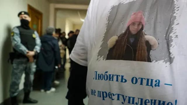 Un partidario de la familia Moskaleva con la imagen de Masha Moskaleva en su playera, asiste a una audiencia en Yefremov. Foto: EFE