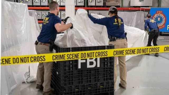 Evidencia de la Oficina Federal de Investigaciones procesando piezas del globo chino