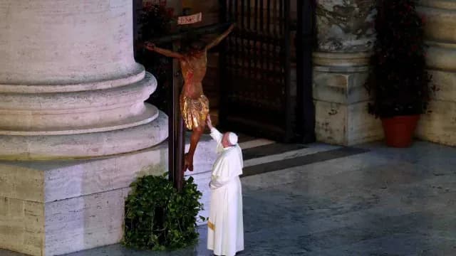 Enviarán al espacio fotos del papa en Plaza de San Pedro vacía por covid