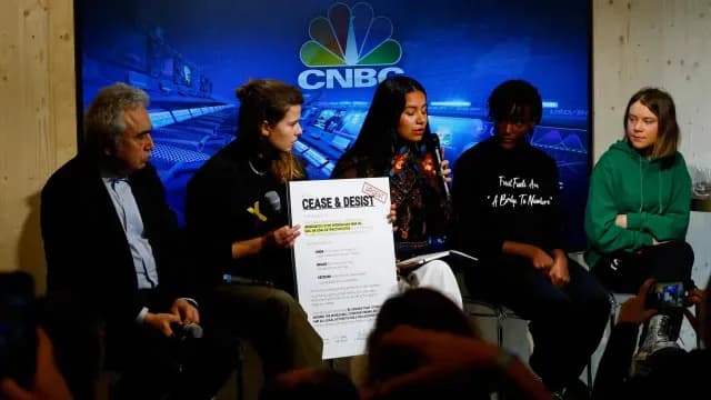 Las activistas climáticas Greta Thunberg, Vanessa Nakate, Helena Gualinga y Luisa Neubauer en un foro sobre cambio climático en Davos. Foto: Reuters