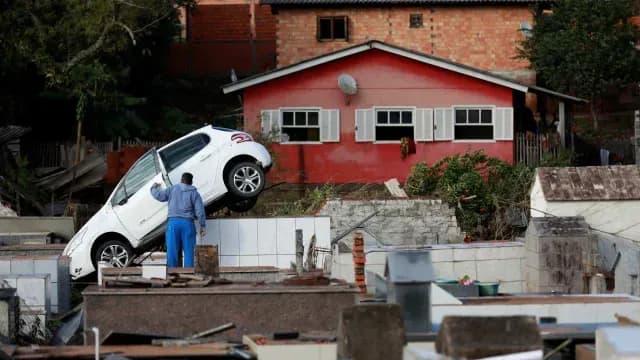 Un auto es arrastrado hasta un cementerio por los fuertes vientos en Caraa