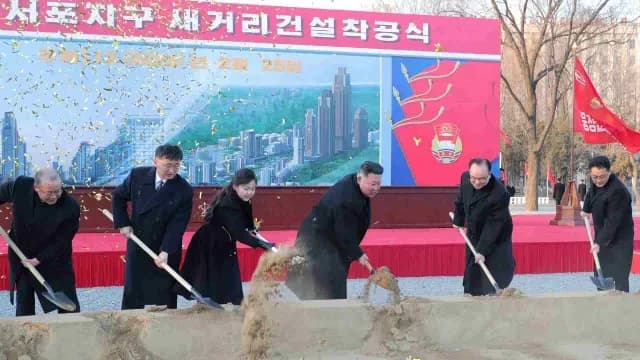 Kim Jong-un asiste con su hija a un evento de construcción