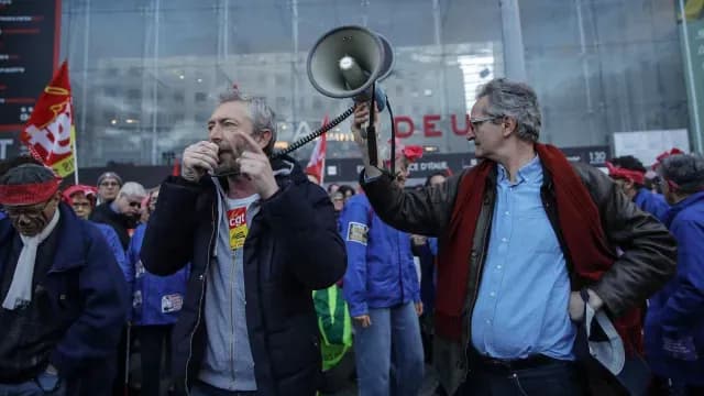 Más de 100 Detenidos Tras Noche de Protestas en Francia