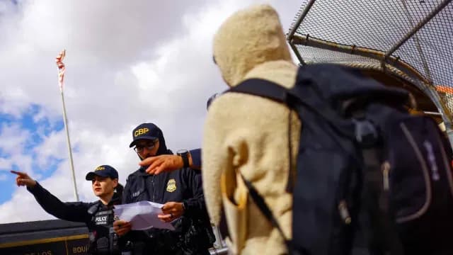 Migrantes que solicitaron asilo en EUA acuden a su cita en Ciudad Juárez, Chihuahua. Foto: Reuters