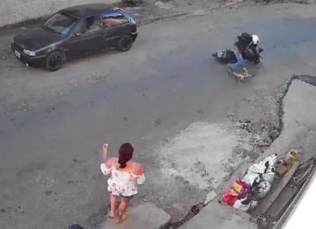 Video: Motociclista Atropella a Niño; Su Mamá Estaba en el Celular