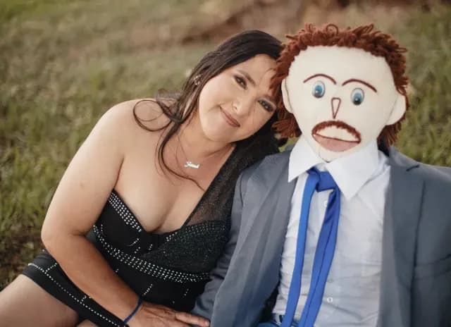 Mujer se casa con muñeco de trapo en Brasil