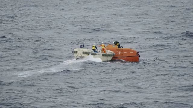 Guardia Costera revisa un bote salvavidas del carguero ‘Jin Tian’. Foto: AFP