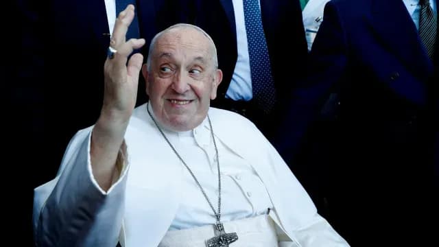 Papa Francisco sonríe a su salida del hospital
