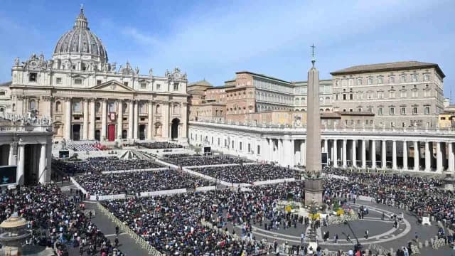 Fieles se reúnen en la Plaza de San Pedro para celebrar el Domingo de Ramos. Foto: EFE