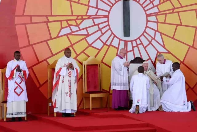 El Papa Francisco celebra una santa misa en el aeropuerto de Ndolo durante su viaje al Congo. Foto: Reuters