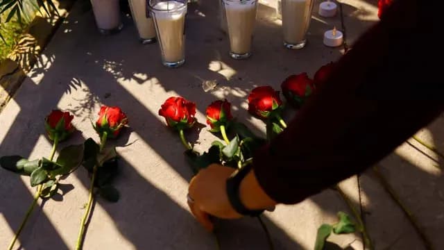 Migrantes dejan flores afuera de INM
