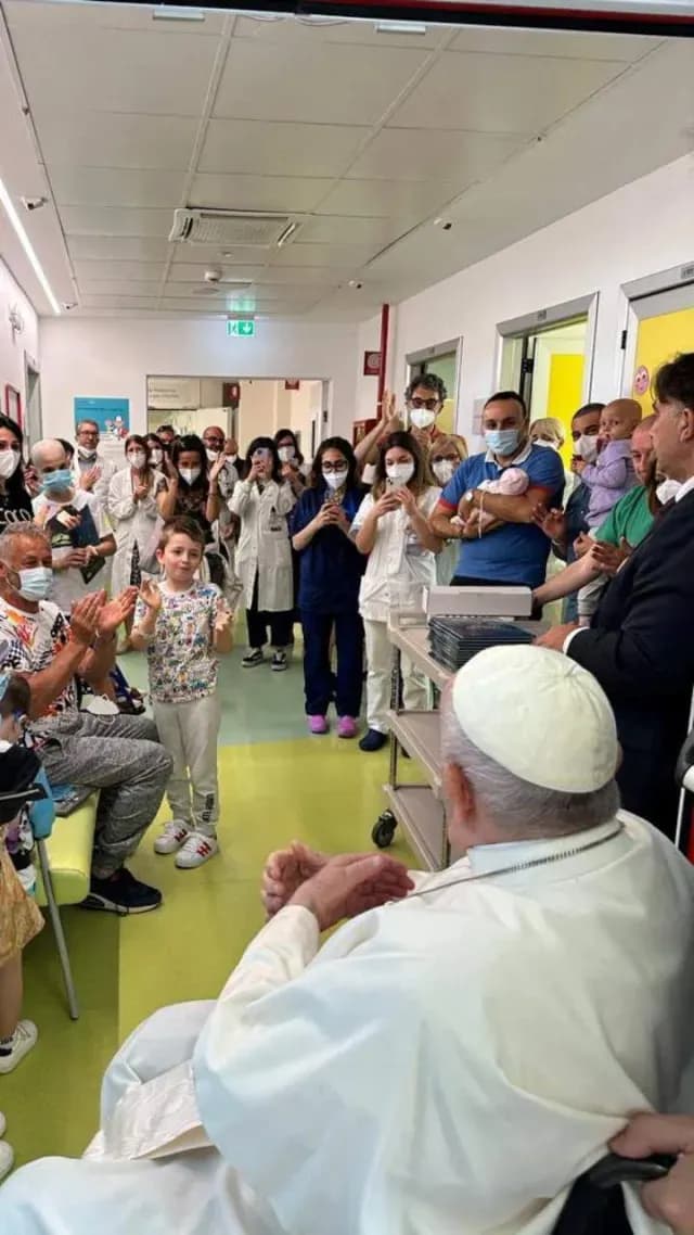 Papa Francisco visita a niños en oncología