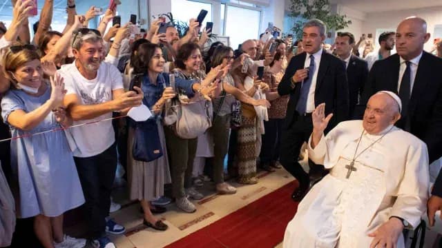 Papa se despide de feligreses en los pasillos del Hospital Gemelli