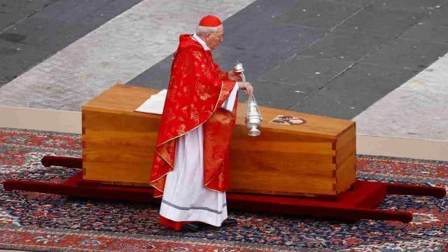 Incensan féretro de Benedicto XVI