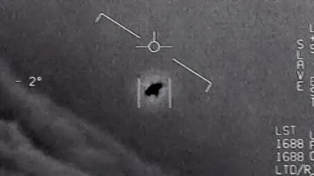 Captura de pantalla de video que muestra un objeto aéreo inexplicable observado por personal militar de EUA. Foto: AP I Archivo