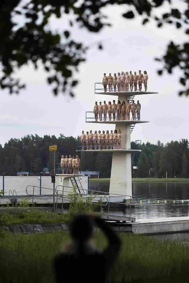 Spencer Tunick reune miles de personas para foto al desnudo en Finlandia