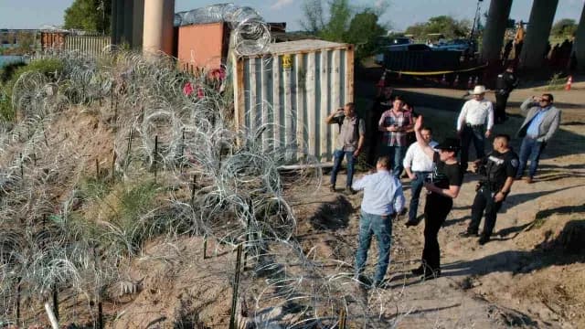 Elon Musk saluda a quienes lo reconocieron durante un recorrido en la frontera. Foto: Reuters
