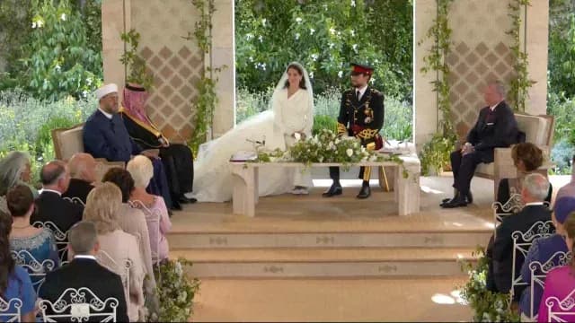 El príncipe heredero Hussein y su esposa Rajwa Al Saif en la ceremonia de su boda real en Jordania. Foto: Reuters