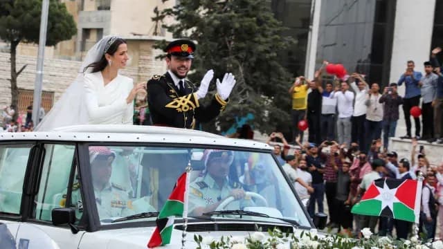 El príncipe heredero Hussein y su esposa Rajwa al Saif viajan en un convoy el día de su boda. Foto: Reuters