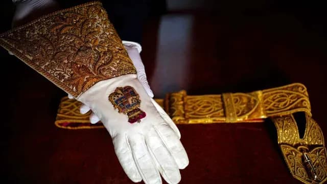 Guante de coronación utilizado por el abuelo de Carlos III