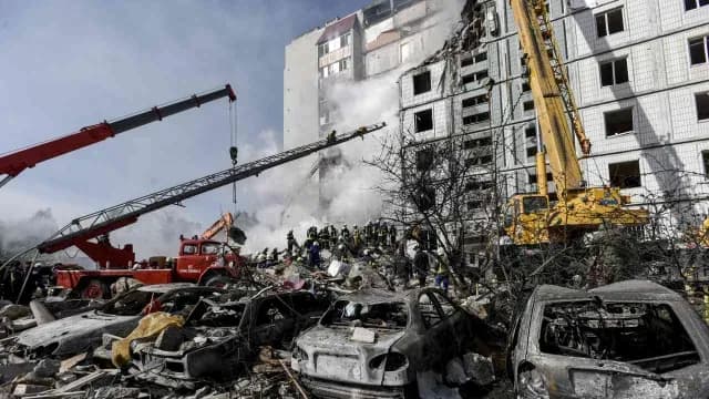 Autos destruidos en edificio residencial dañado tras ataque con misile