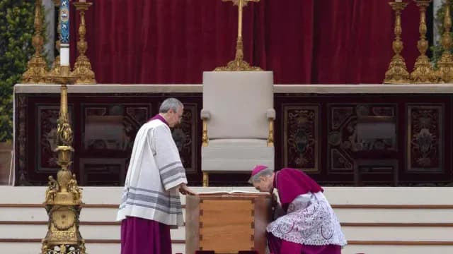George Ganswein besa el féretro de Benedicto XVI