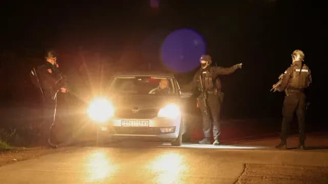 La policía opera en un puesto de control después de un tiroteo, en Dubona, Serbia. Foto: Reuters