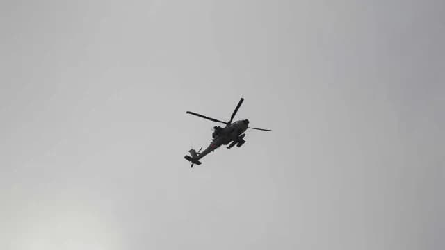Un helicóptero vuela durante una incursión israelí en YenÍn