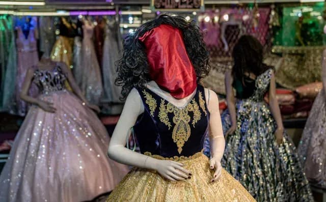 Algunos comerciantes usan telas para cubrir los rostros de los maniquíes