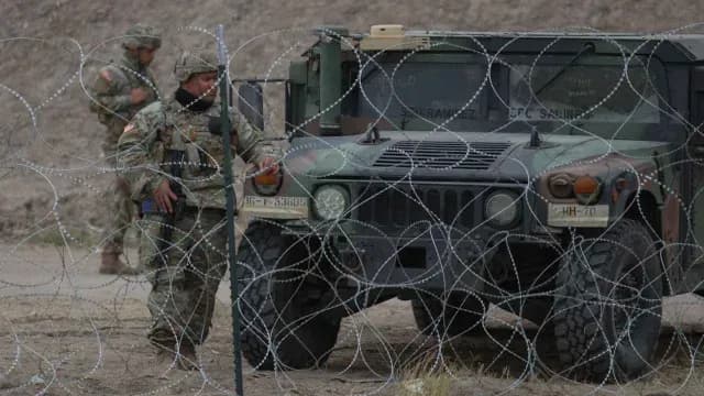 Soldados de Estados Unidos vigilan la frontera tras el fin del título 42