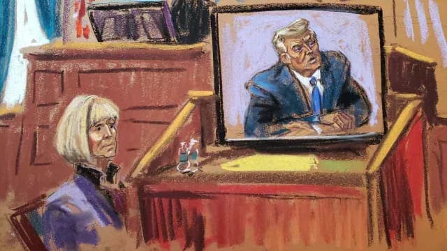 E. Jean Carroll, observa cómo se reproduce la deposición en video de Donald Trump, 4 de mayo 2023. Foto: Reuters | Archivo