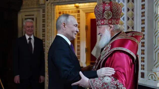 Vladimir Putin felicitando a Kirill durante en la Catedral de Cristo Salvador en Moscú, Rusia el 16 de abril. Foto: EFE