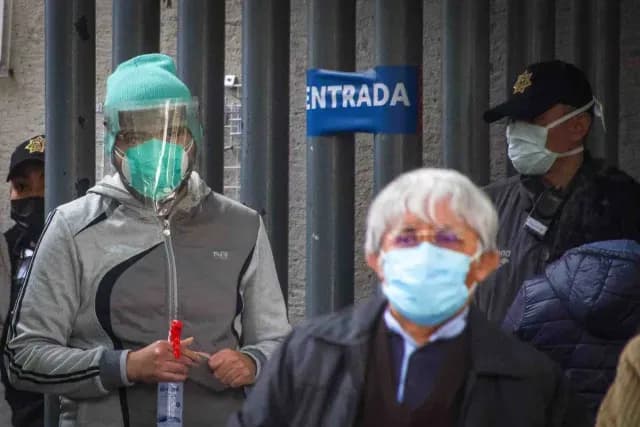 Personas afuera de un hospital en la Ciudad de México