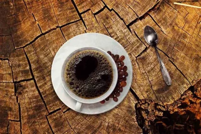Una taza de café sobre un plato