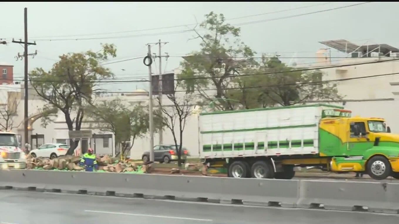 Vuelca Tráiler y Tira Carga de Lechugas en San Pedro
