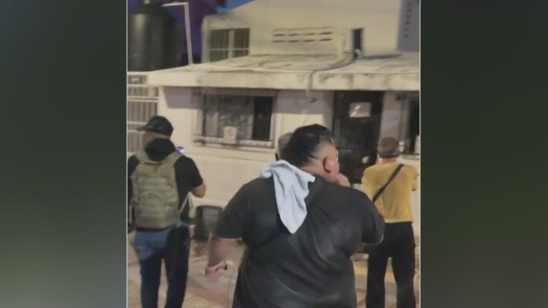 ¡A Pedradas! Vecinos en Cancún Rodean Casa de un Extranjero e Intentan Lincharlo