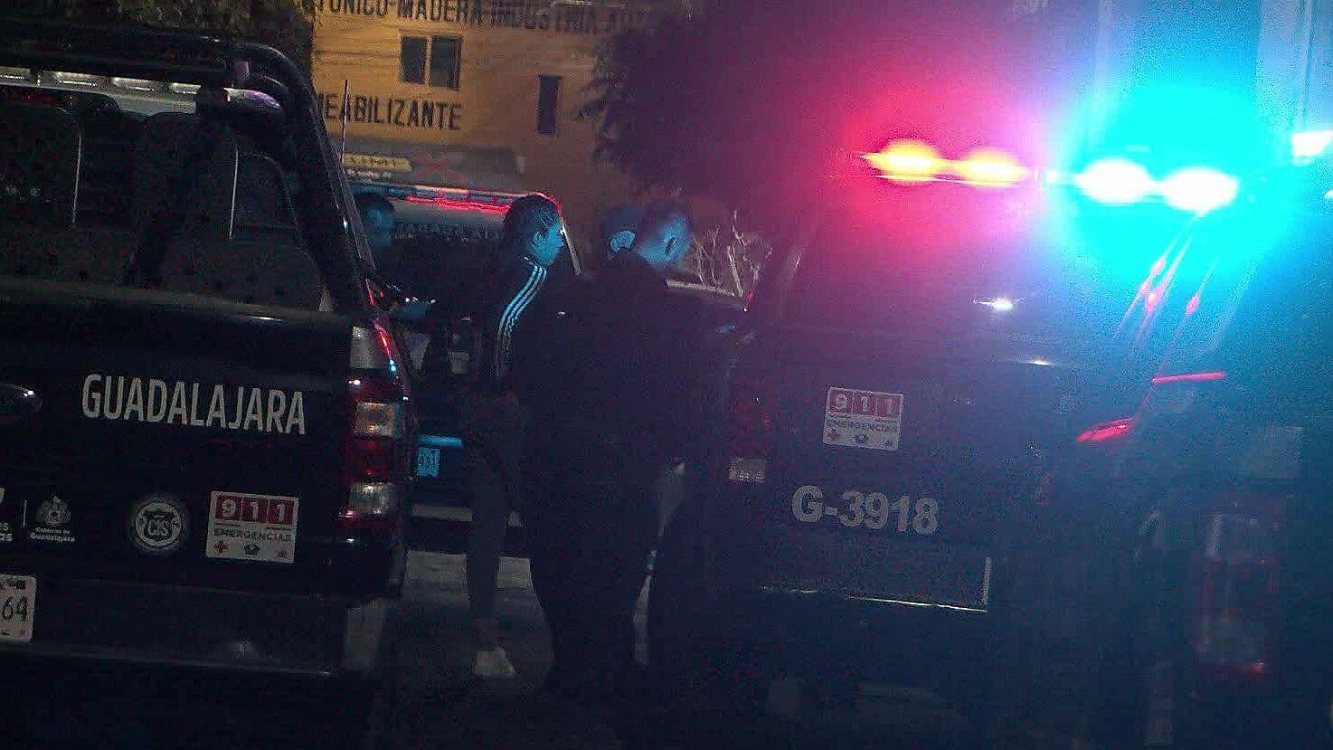 Detienen a 2 Jóvenes por Asaltar a un Hombre con Violencia y Robarle su Celular en Guadalajara