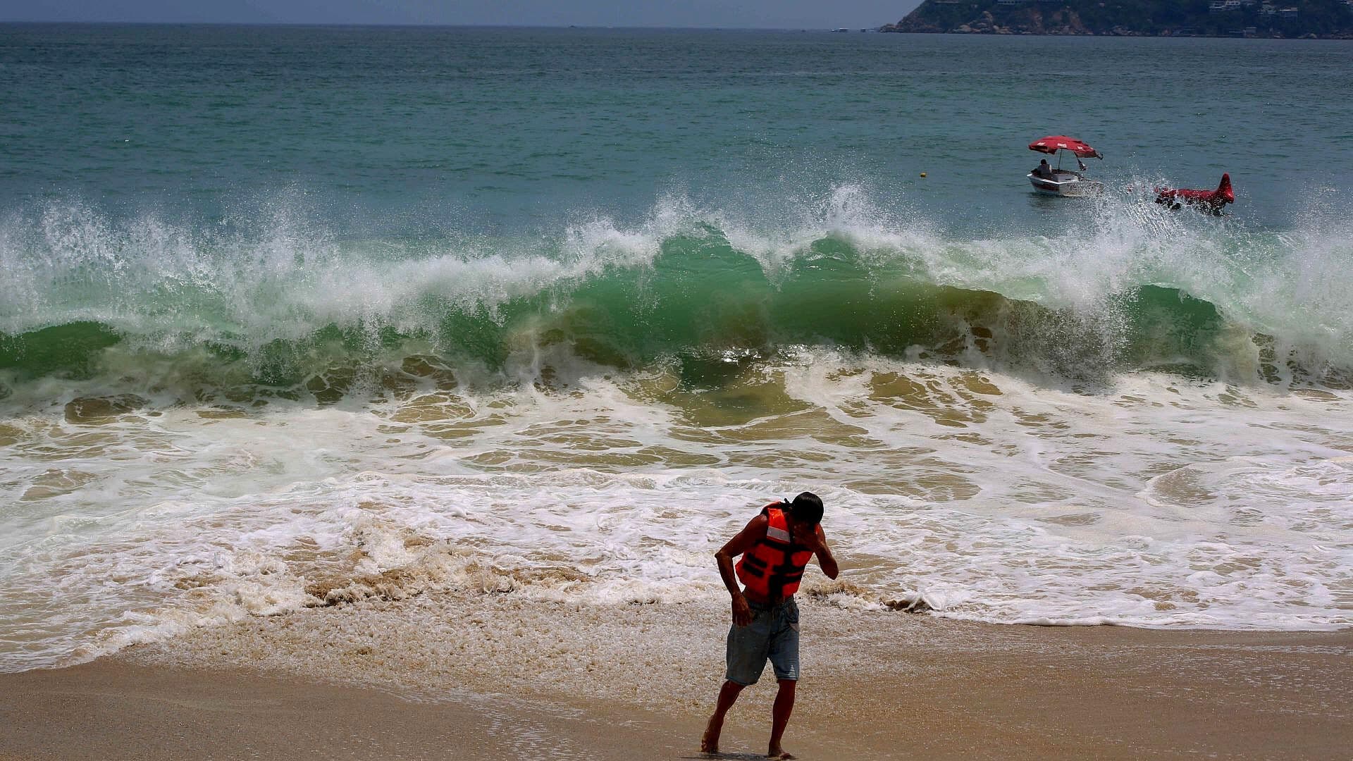Oleaje de Más de 10 Metros Golpeó Playas de Guerrero por Mar de Fondo