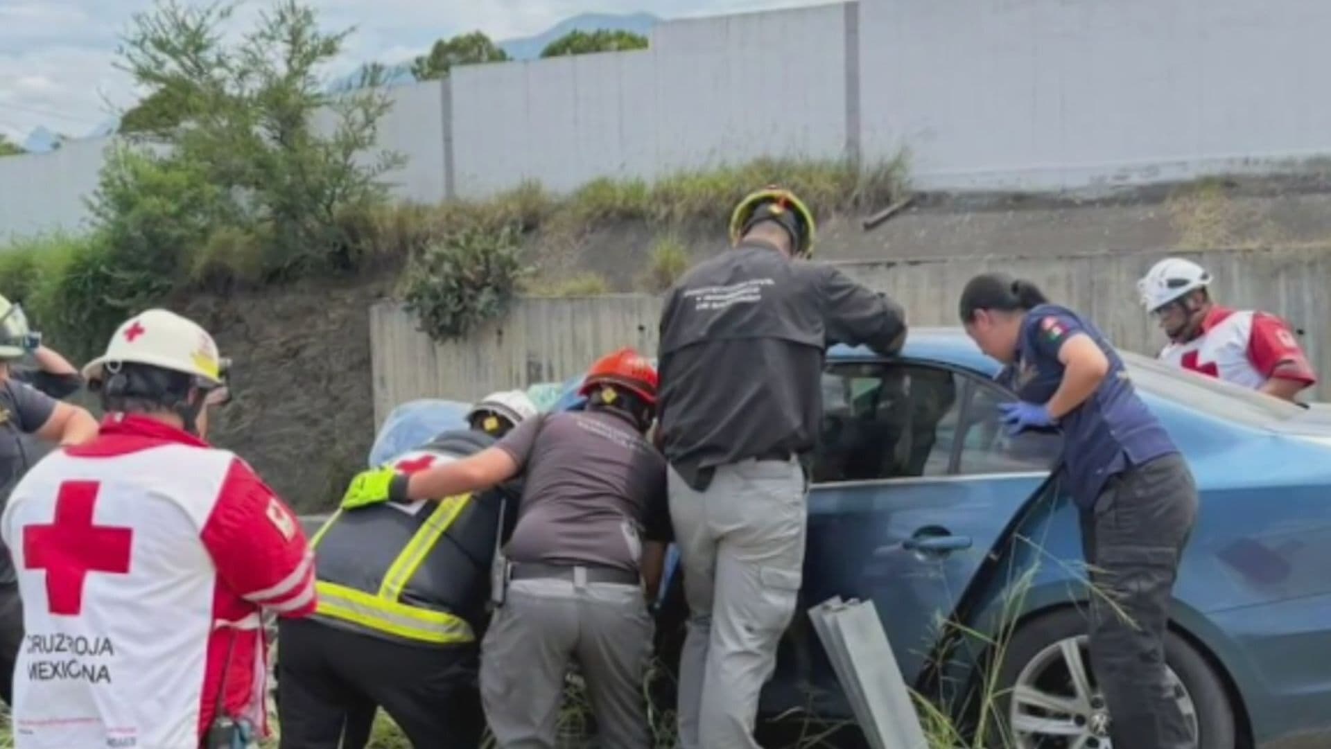 Pierde el Control, Choca y Queda Atrapado en Carretera Nacional en Nuevo León