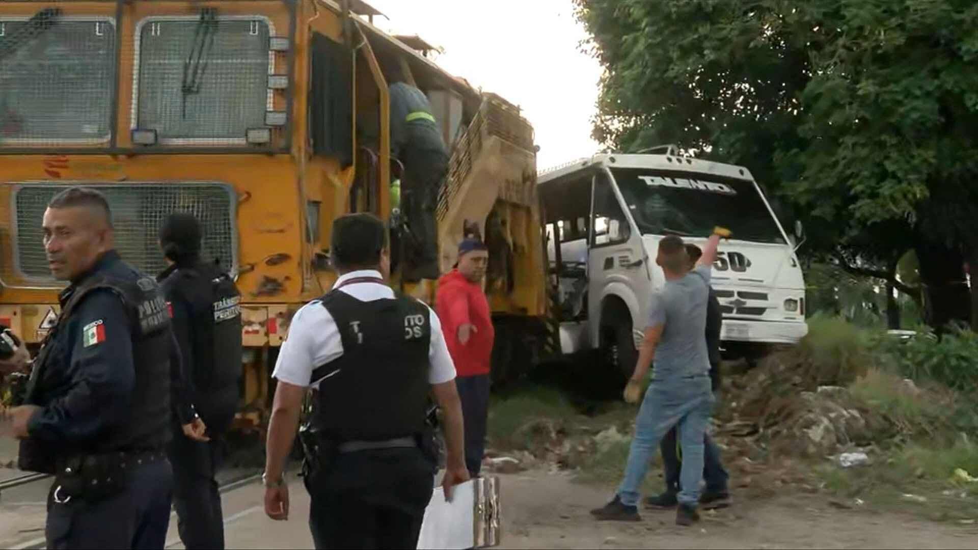 Tren Impacta Microbús de Transporte Público en Puebla, Al Menos 21 Lesionados