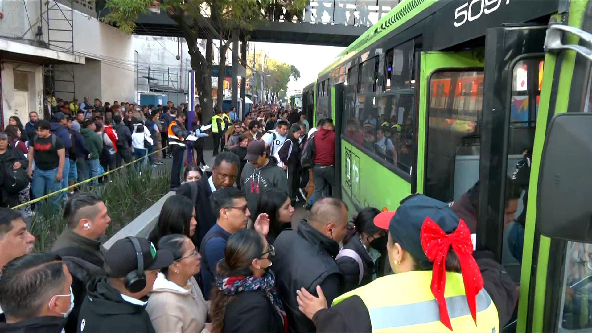 Siguen Largas Filas y Aglomeraciones de Usuarios Tras Cierre de Estaciones de la L2 del Metro