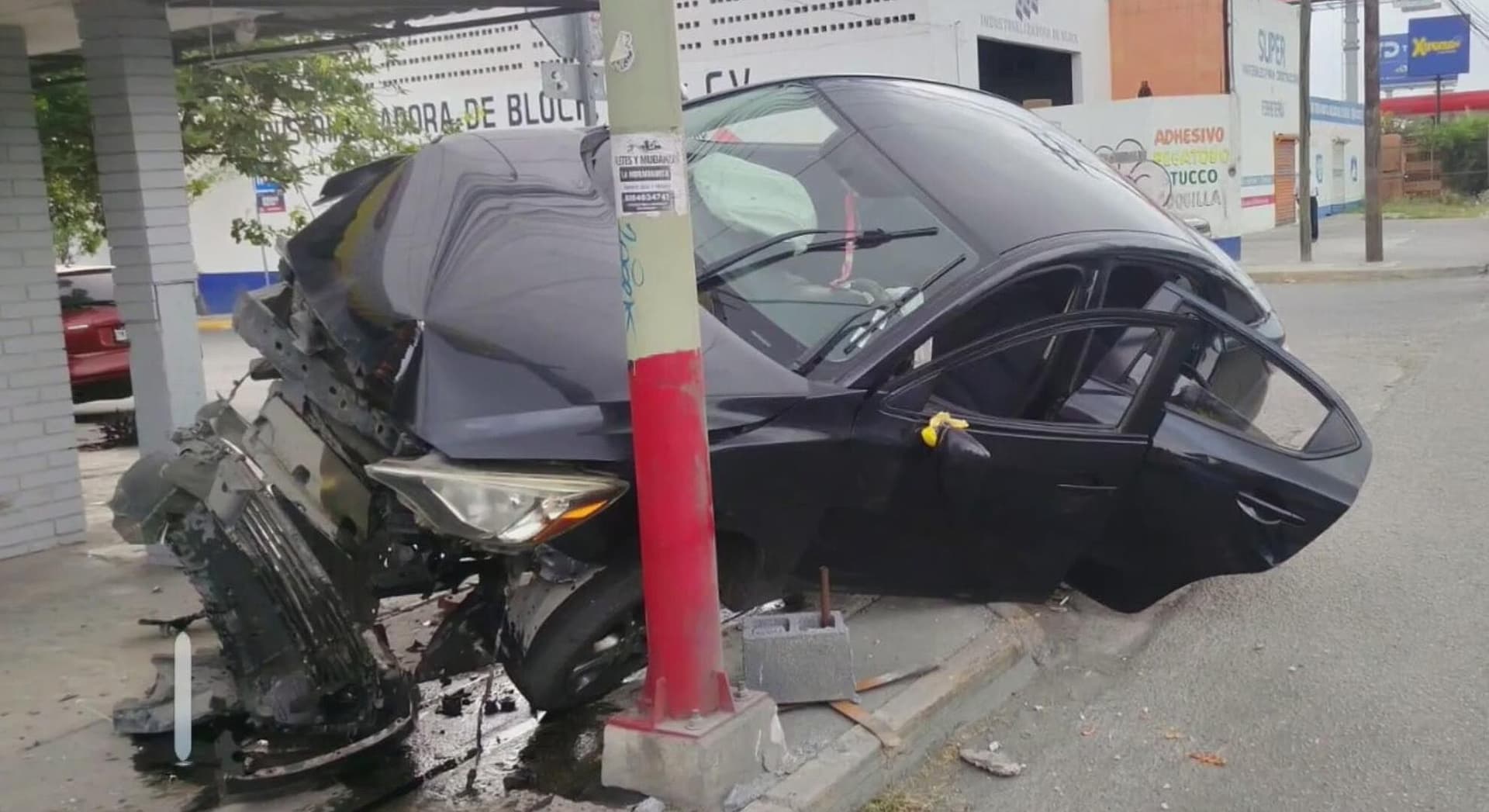 Choca Mujer Su Carro; Viajaba con su Hijo de 7 Años en Av. Lincoln y 8 de Agosto en Monterrey