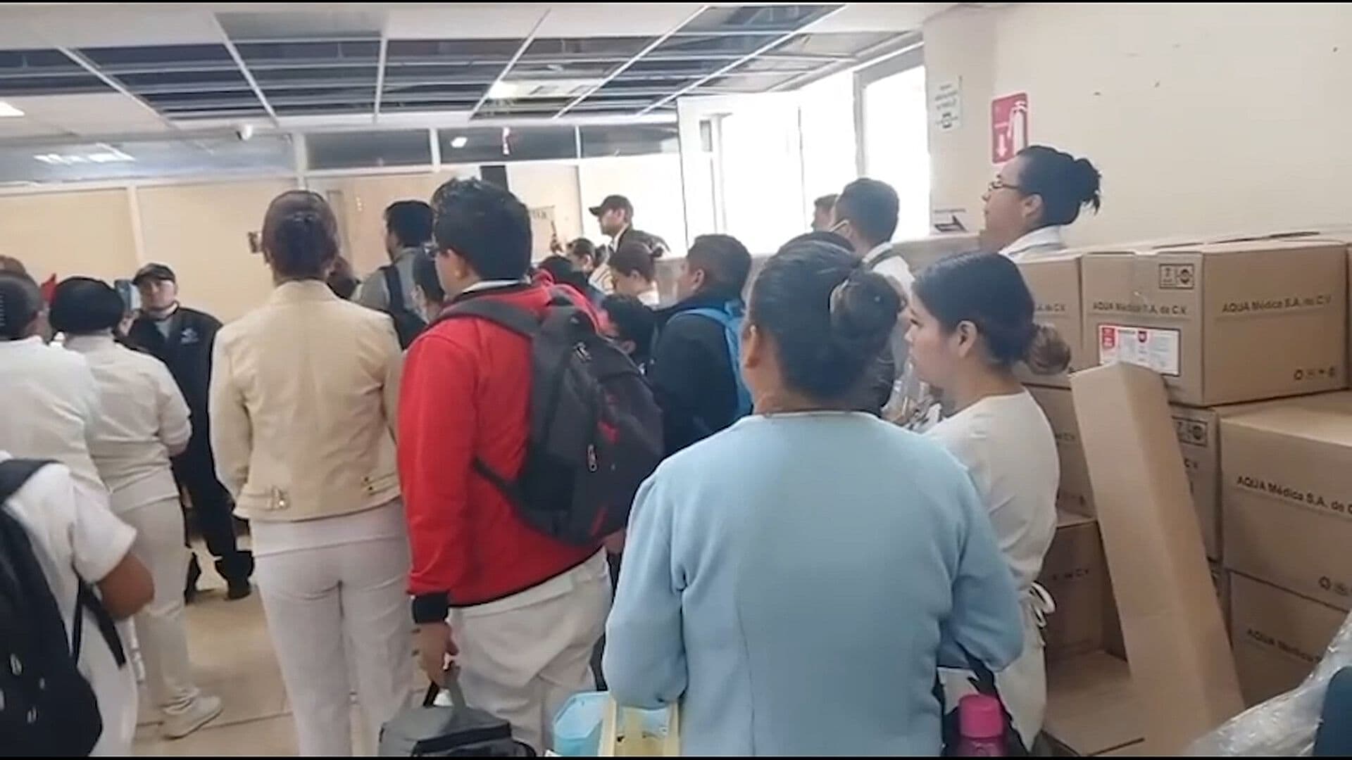 Así Se Golpearon en Manifestación de Trabajadores del ISSSTE en Pachuca